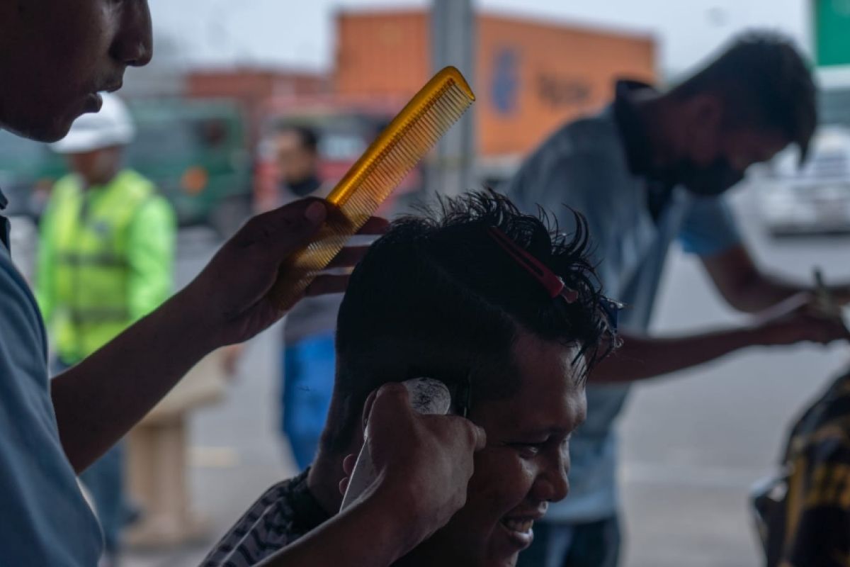 TPS gelar cukur rambut gratis untuk sopir truk