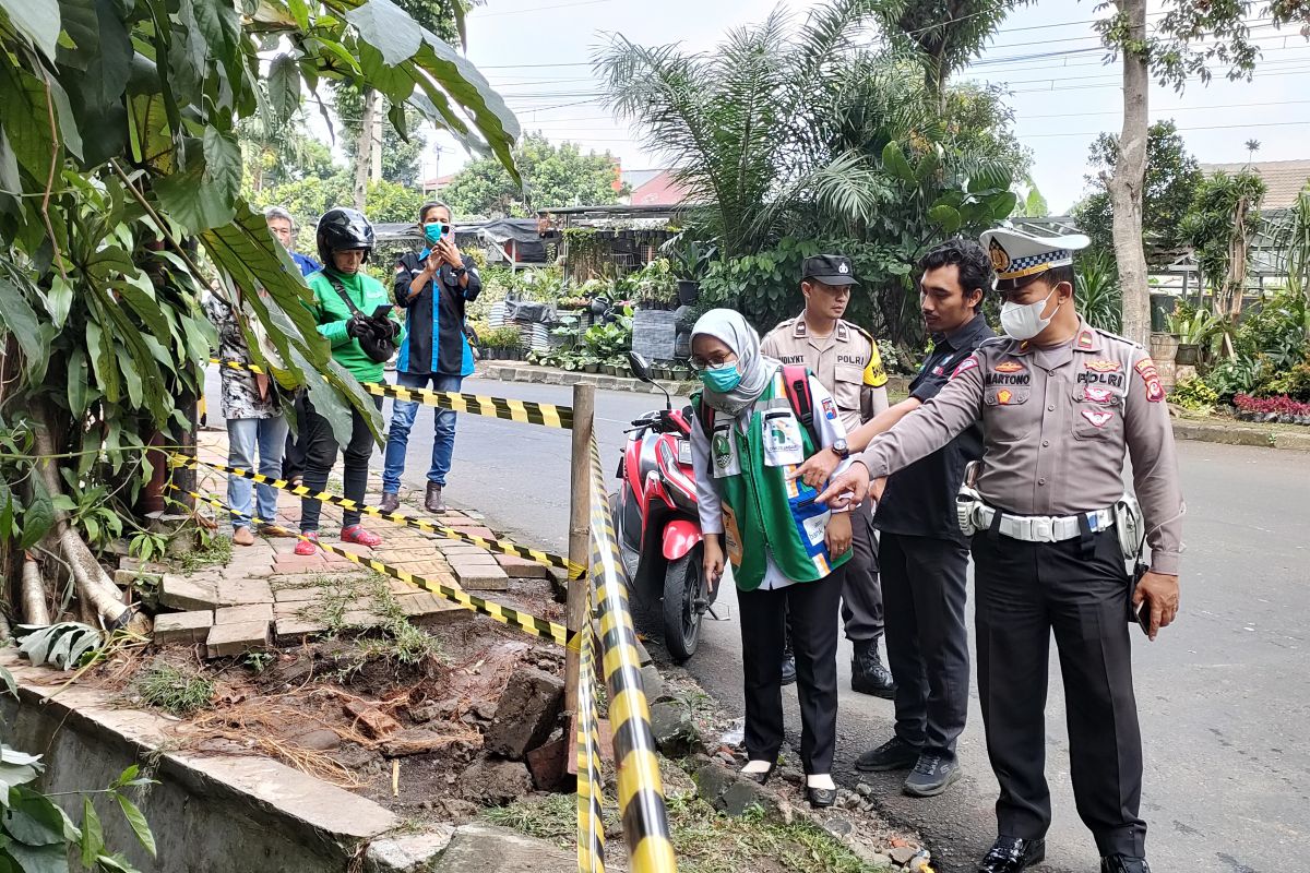 Mahasiswi IPB terperosok ke drainase Jalan Dadali Bogor saat hujan