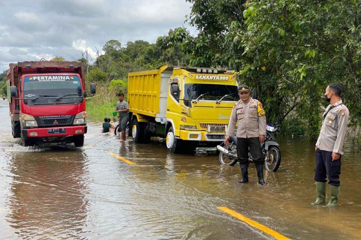 Polres Melawi atur lalu lintas di lokasi banjir jalan Sintang dan Nanga Pinoh