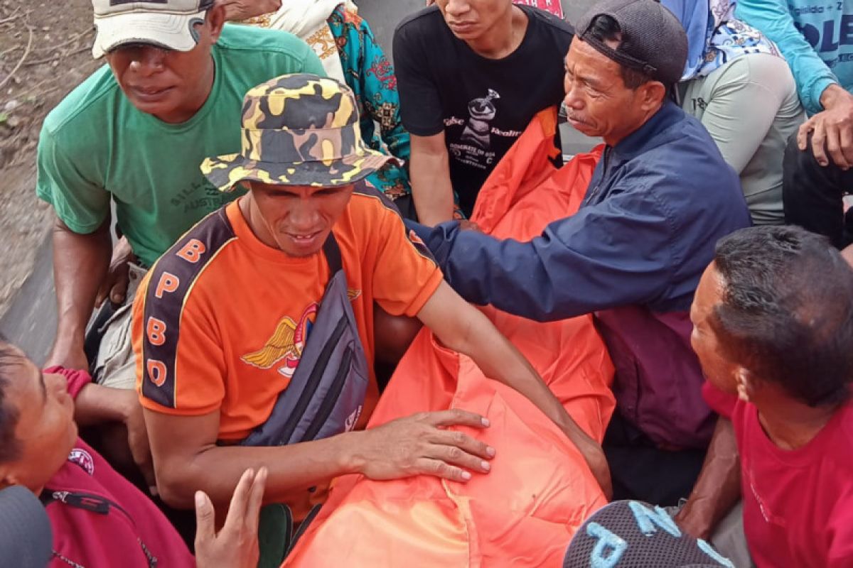 Tim SAR gabungan mengevakuasi korban banjir bandang di Dompu