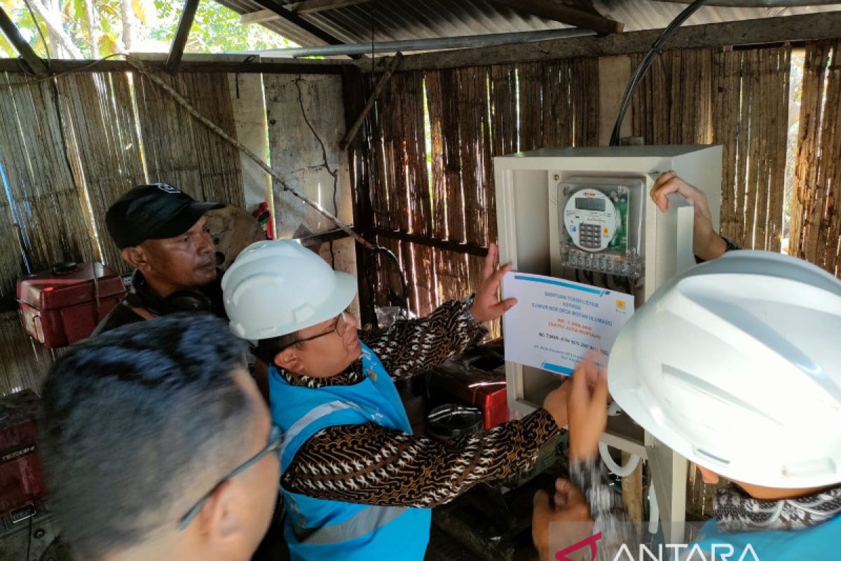 PLN NTT alirkan listrik untuk mesin produksi air desa di Pulau Adonara