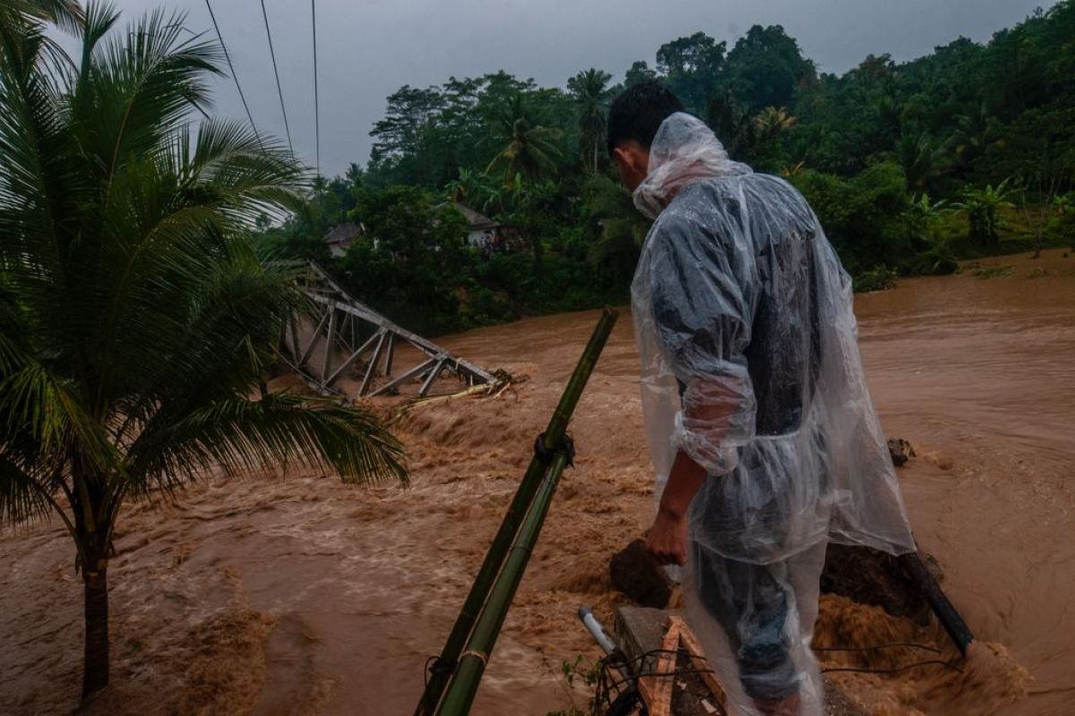 Diterjang banjir, jembatan gantung putus di Lebak diminta diperbaiki