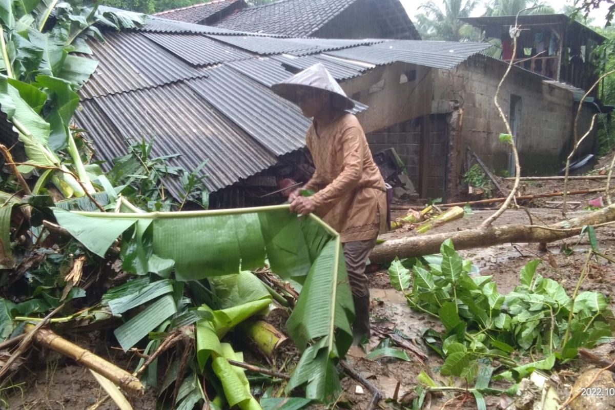 Kakak beradik di Pacitan luka-luka tertimbun material longsor