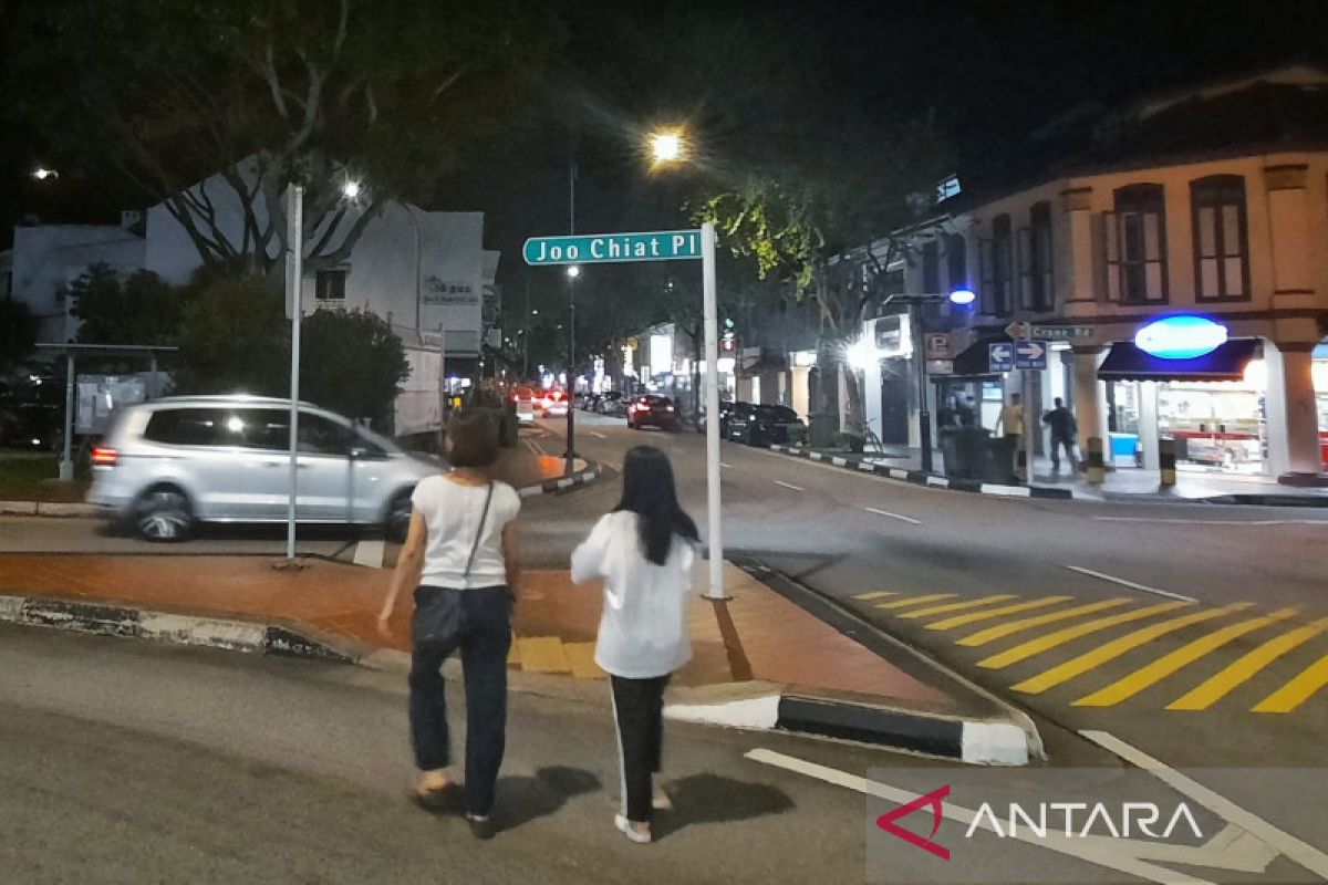 Jalan-jalan di kawasan Joo Chiat Road Singapura