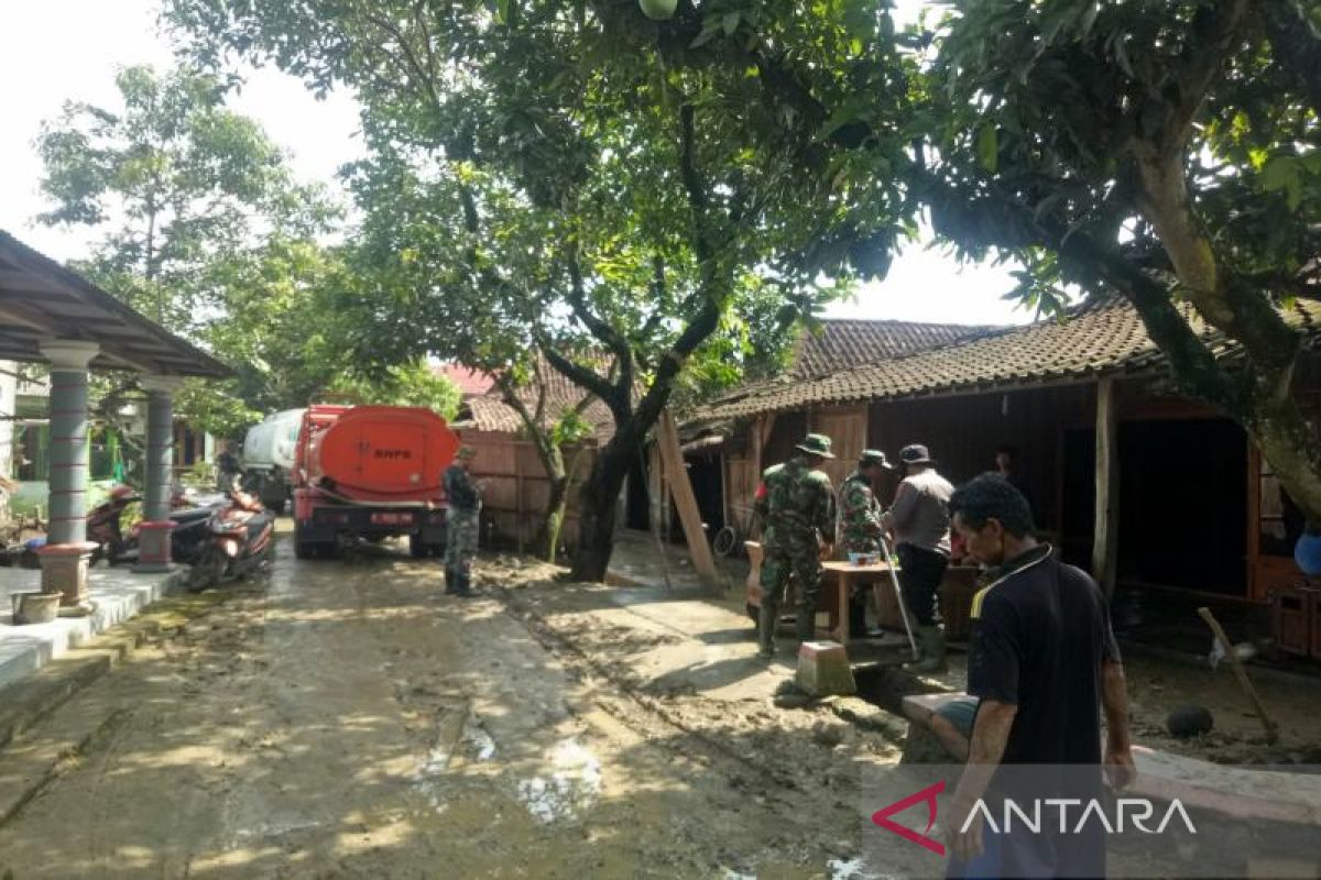 Puluhan warga di Kemusu Boyolali kerja bakti bersihkan sampah banjir