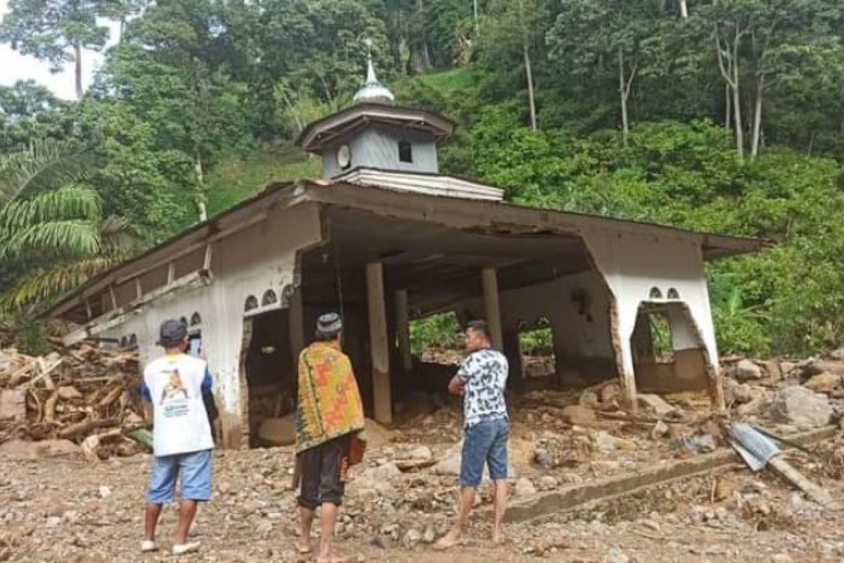 Banjir sapu delapan rumah warga