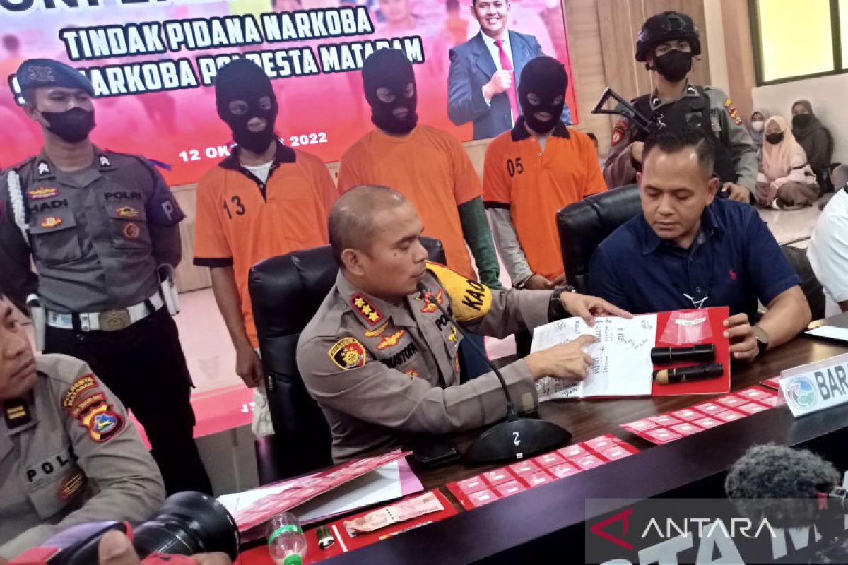 Polisi menangani kasus tiga anak buah bandar sabu-sabu asal Mataram