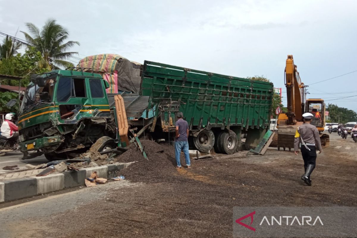 Truk terguling sebabkan kemacetan panjang