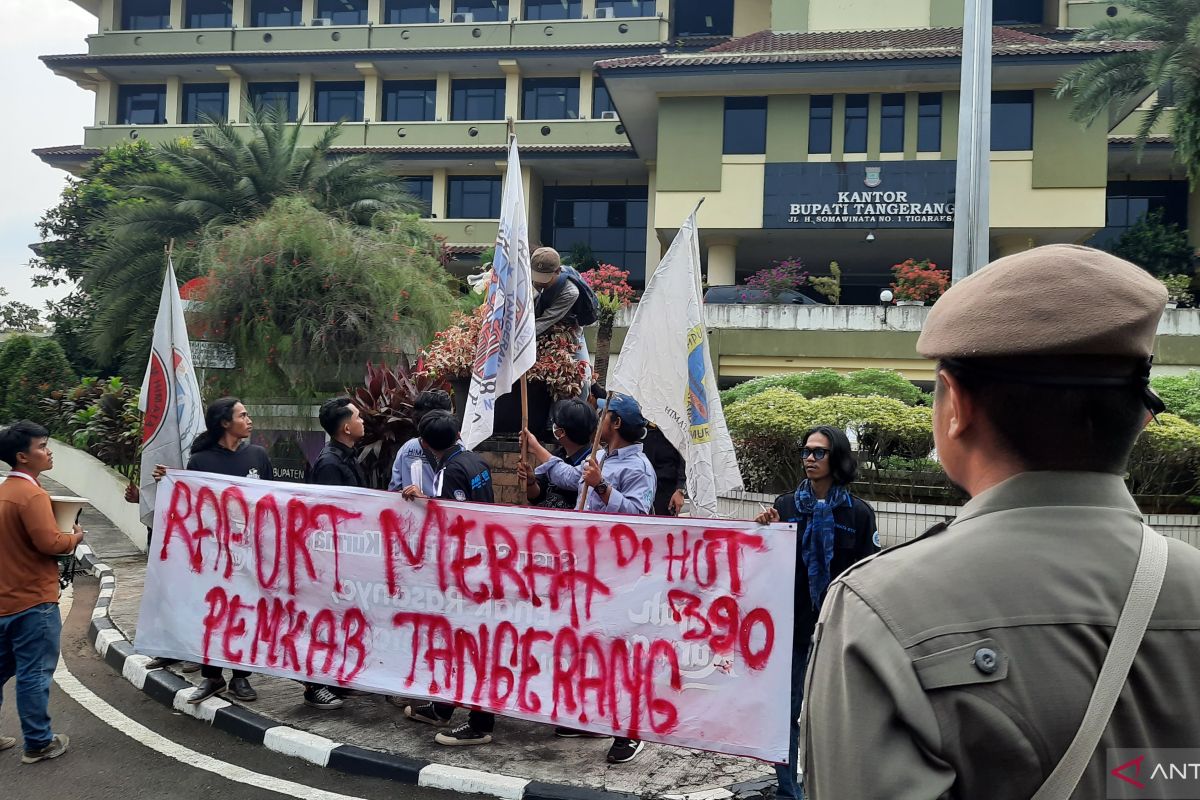 Puluhan mahasiswa gelar aksi saat HUT Kabupaten Tangerang ke-390