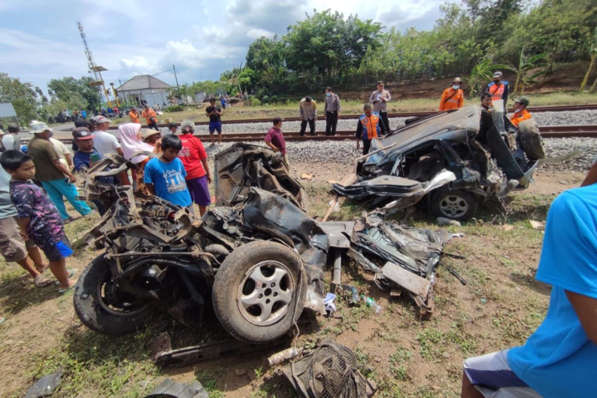 Polisi Nganjuk tangani kecelakaan mobil vs kereta akibatkan dua tewas