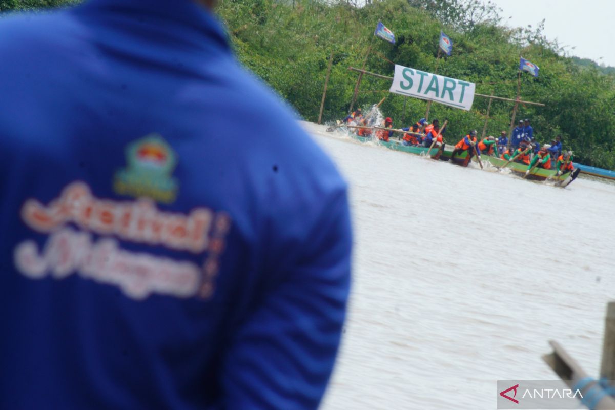 Lomba dayung tradisional meriahkan Festival Nelayan Gresik 2022