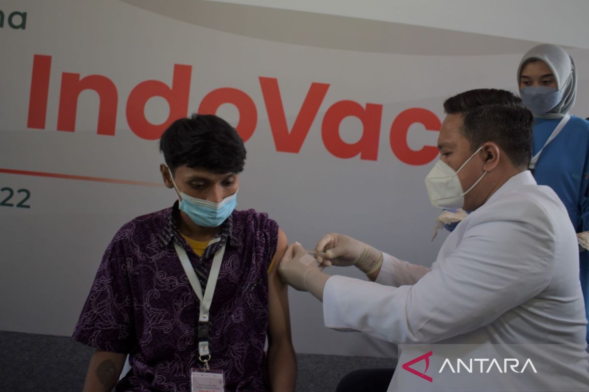 Bio Farma suntik vaksin COVID-19 IndoVac perdana ke warga belum mendapat vaksin