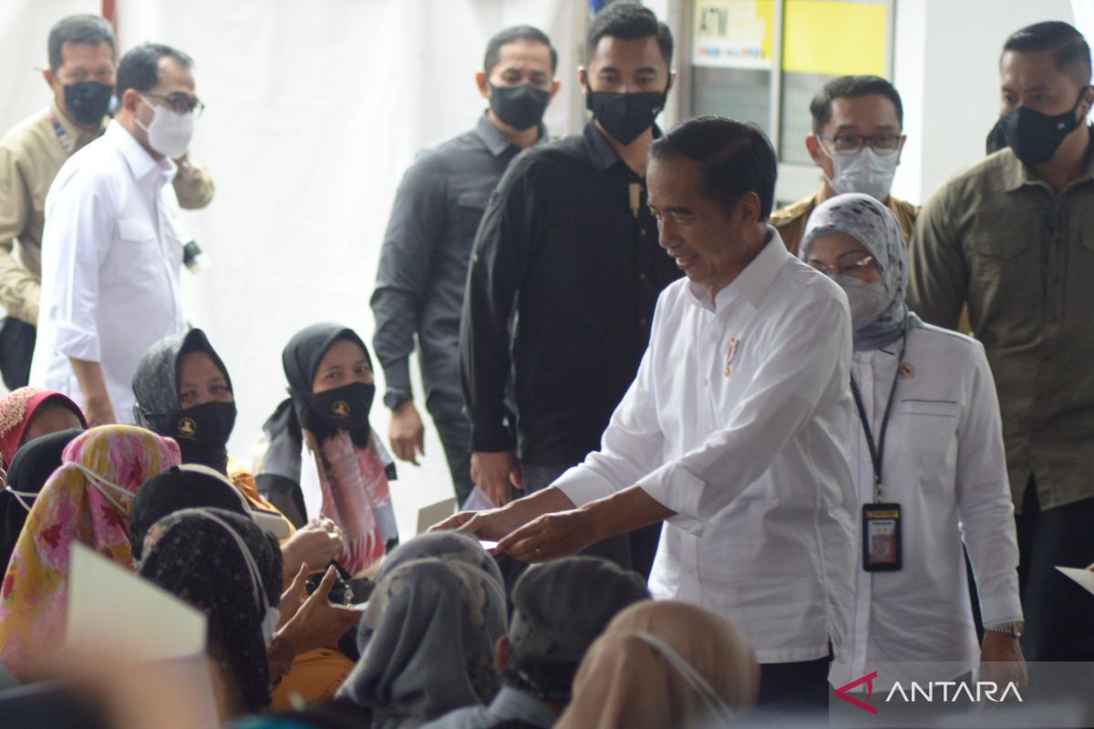 Presiden Jokowi salurkan berbagai bansos di Kantor Pos Bandung