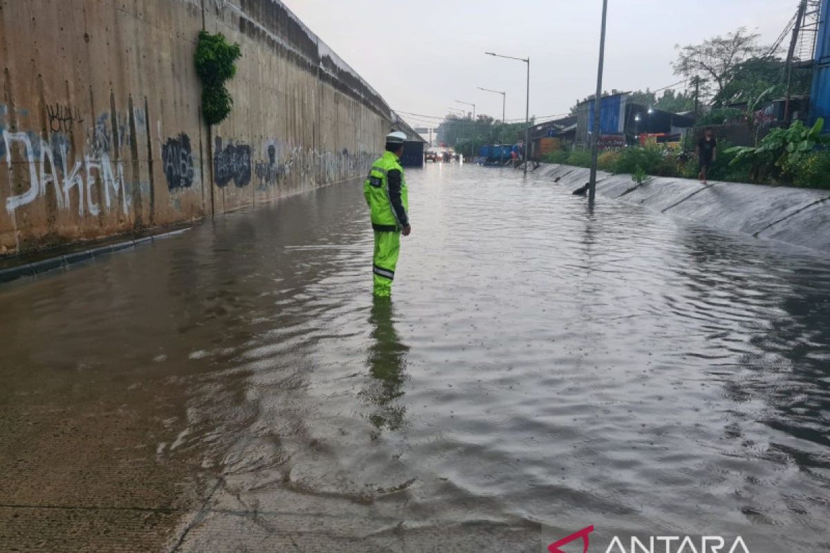 Kolong Tol Meruya banjir saat hujan deras pada Kamis sore