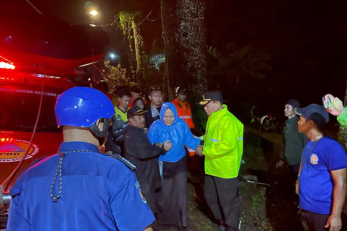 Tim SAR gabungan masih mencari siswi SMP asal Depok hanyut di Puncak Bogor