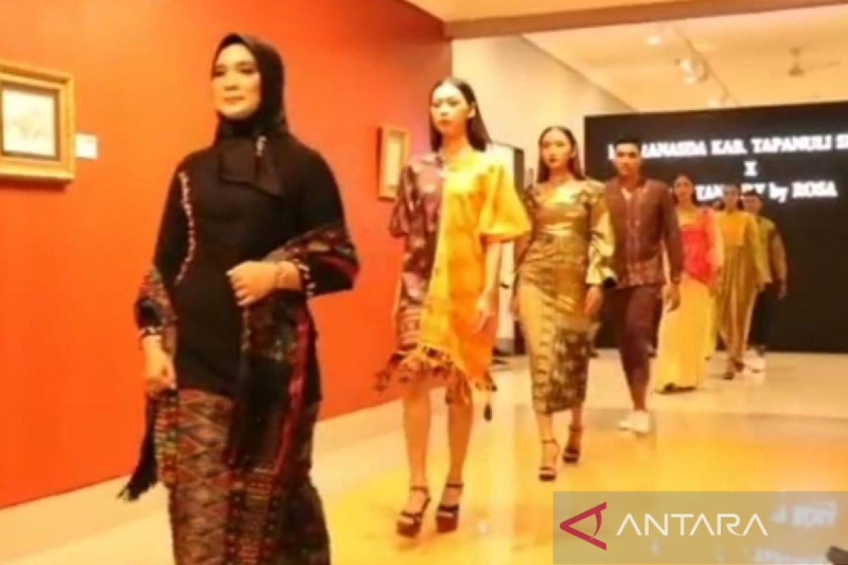 Bupati Tapsel bangga Tenun Sipirok tampil di Bali Internasional Fashion Week 2022