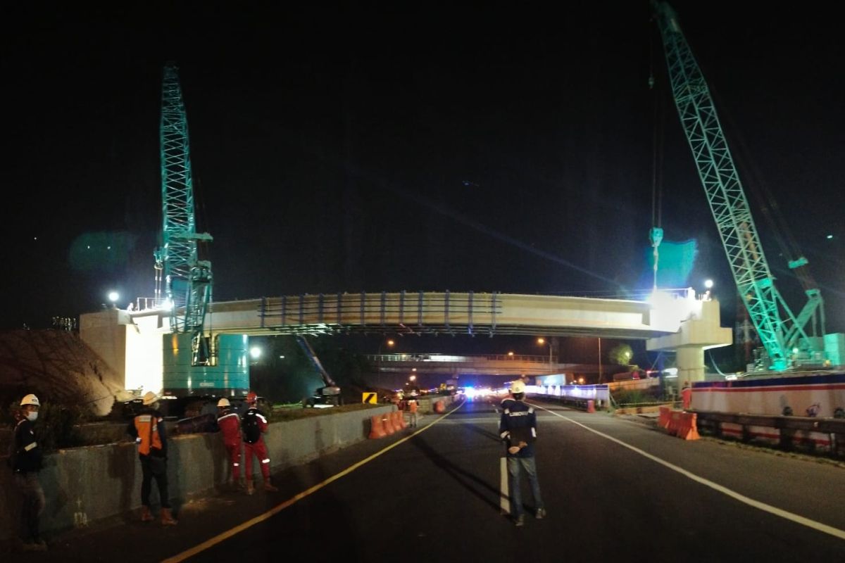 Jasamarga tuntaskan pemasangan gelagar jembatan Tol Japek II Selatan