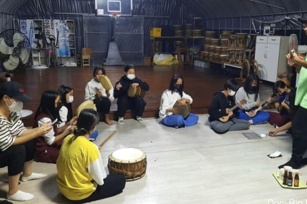 Musisi Ambon ajari anak-anak Korsel alat musik Tifa dan Ukulele