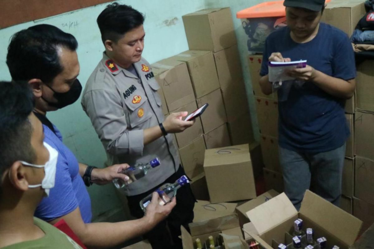 Polisi sita ribuan botol miras di Setiabudi