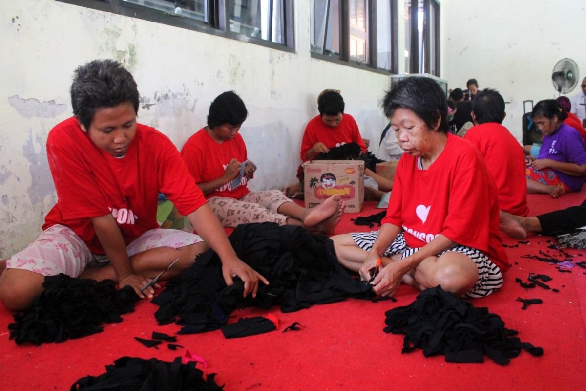 Pemkot Surabaya latih ODGJ Liponsos membuat kerajinan tangan