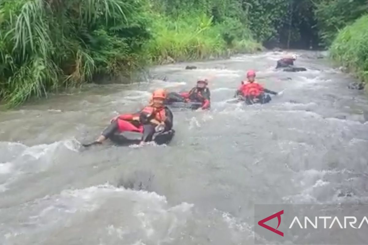 Tim SAR gabungan lanjutkan pencarian anak yang terseret arus sungai