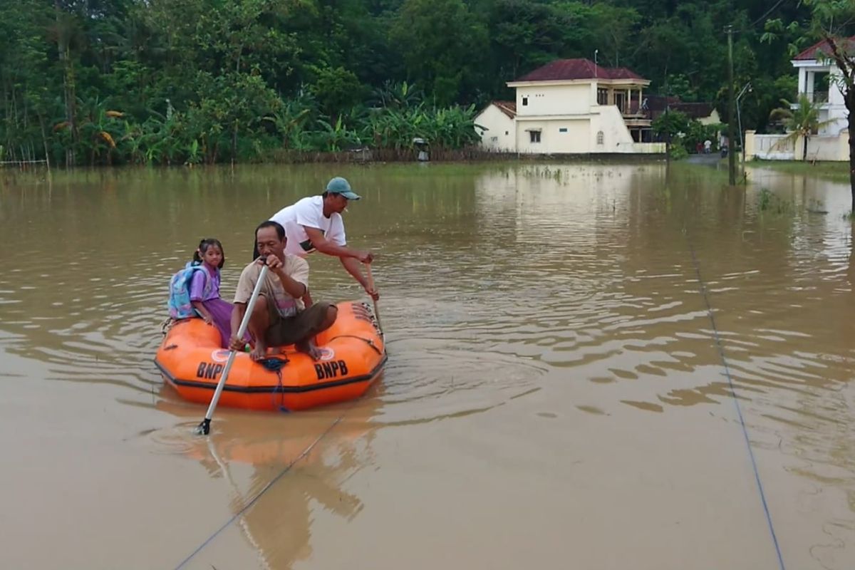 Banjir, BPBD Tulungagung siagakan perahu karet untuk warga terdampak