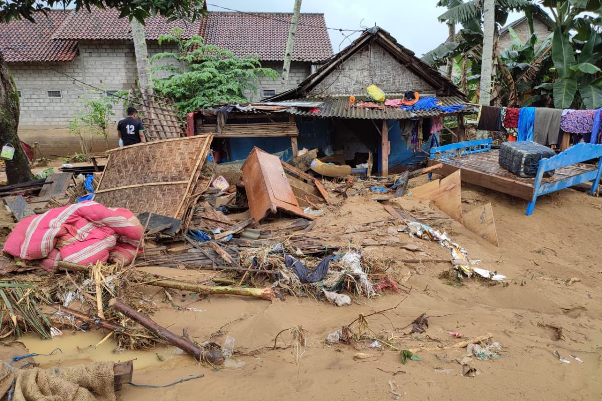 Banjir kampung nelayan Prigi dipicu longsor daerah hilir