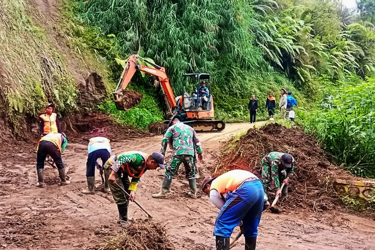 Penanganan material longsor menuju wisata B-29 Lumajang tuntas