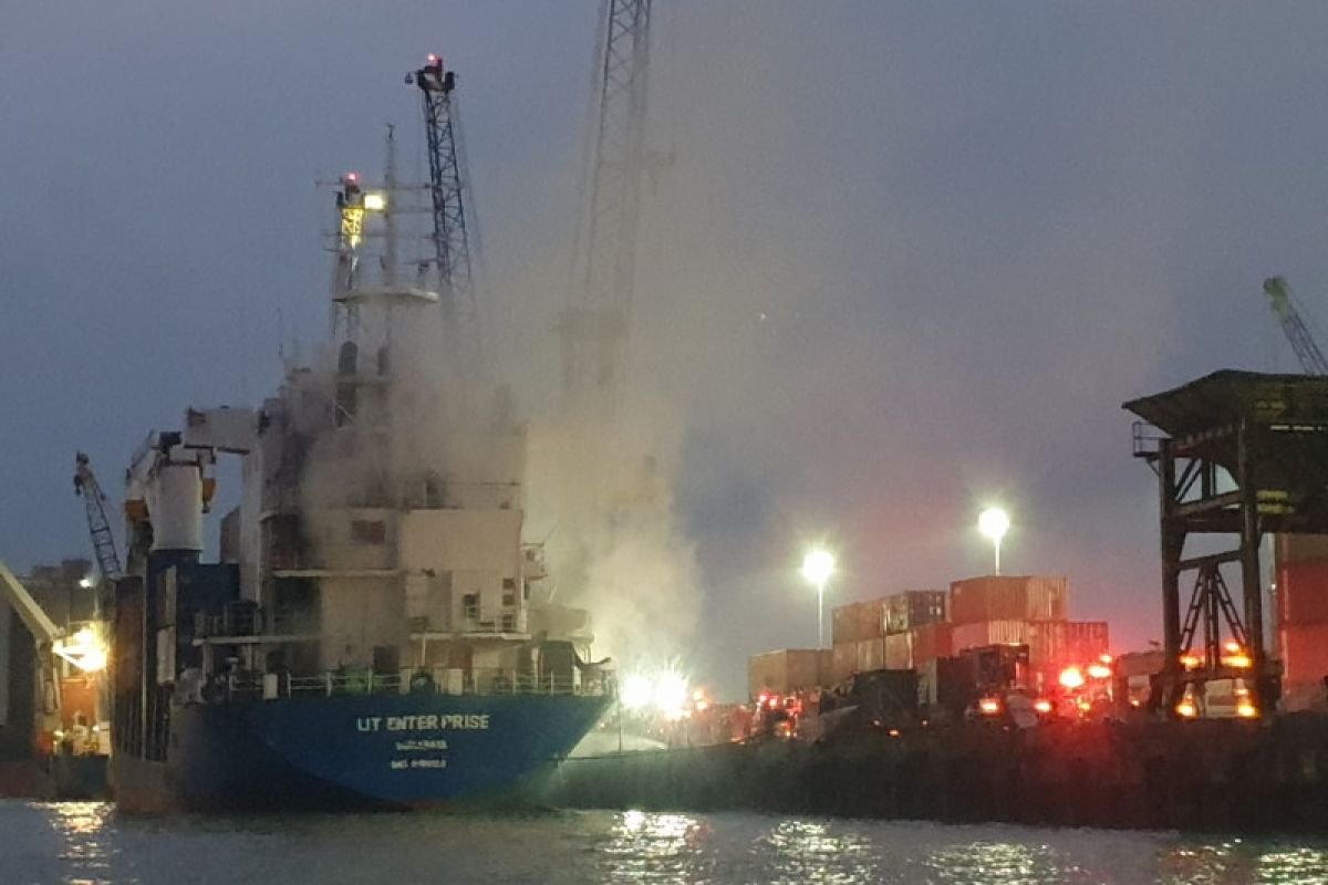 Kapal kontainer muat hasil bumi terbakar di Tanjung Perak