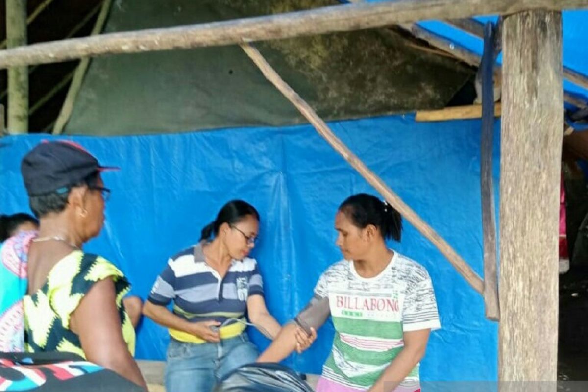 Dinkes Maluku Tengah periksa kesehatan warga di penampungan pengungsi