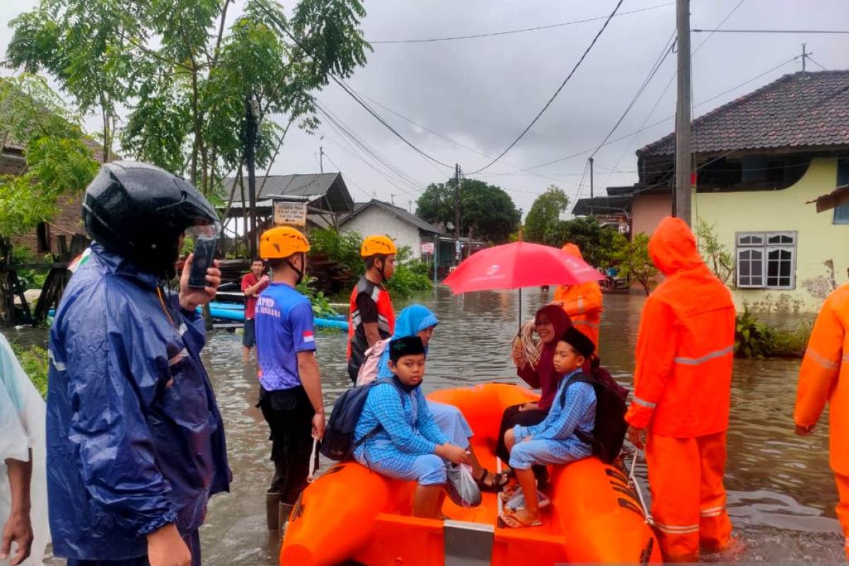 BPBD Jembrana bantu murid seberangi banjir