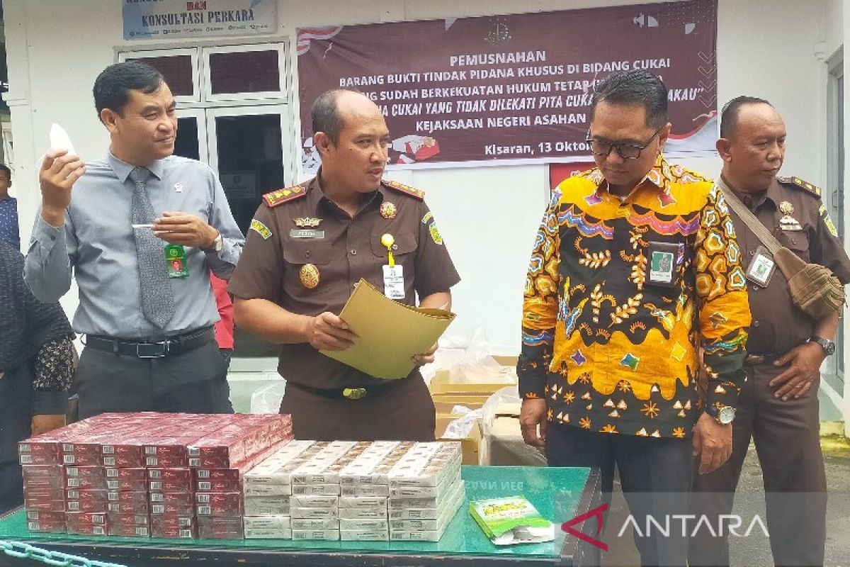 Kejari Asahan musnahkan 204 ribu batang rokok ilegal