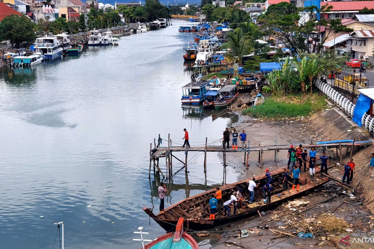 Pemkot Padang kembali evakuasi bangkai kapal di Batang Arau