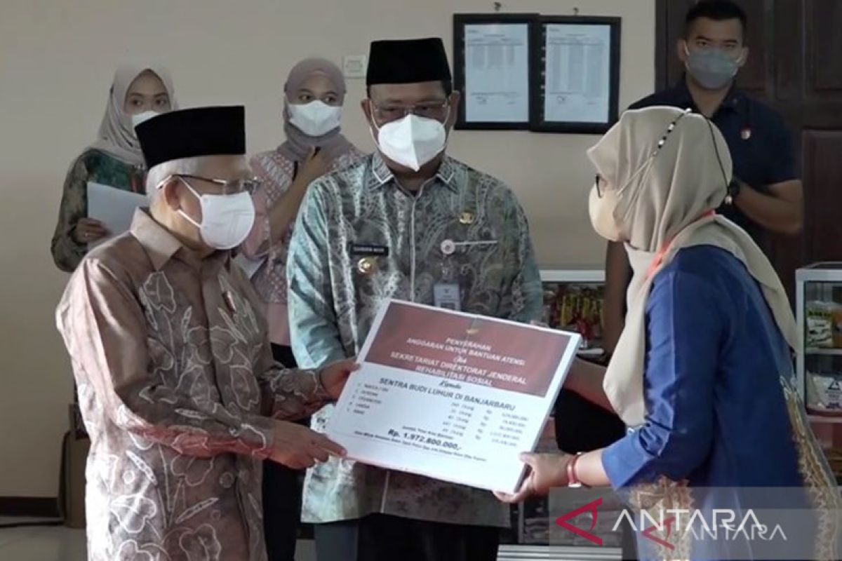 Amin provides aid for S Kalimantan elderly, people with disabilities