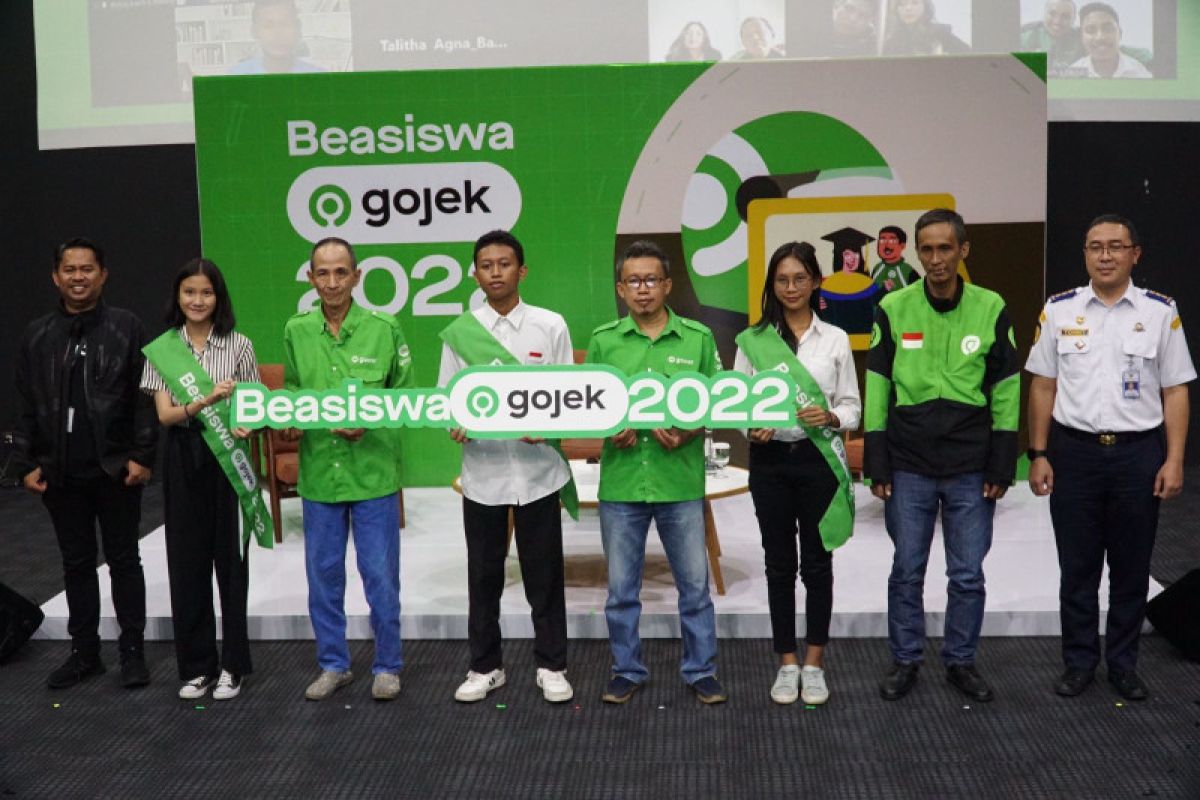 Gojek salurkan beasiswa kuliah ke puluhan anak mitra pengemudi