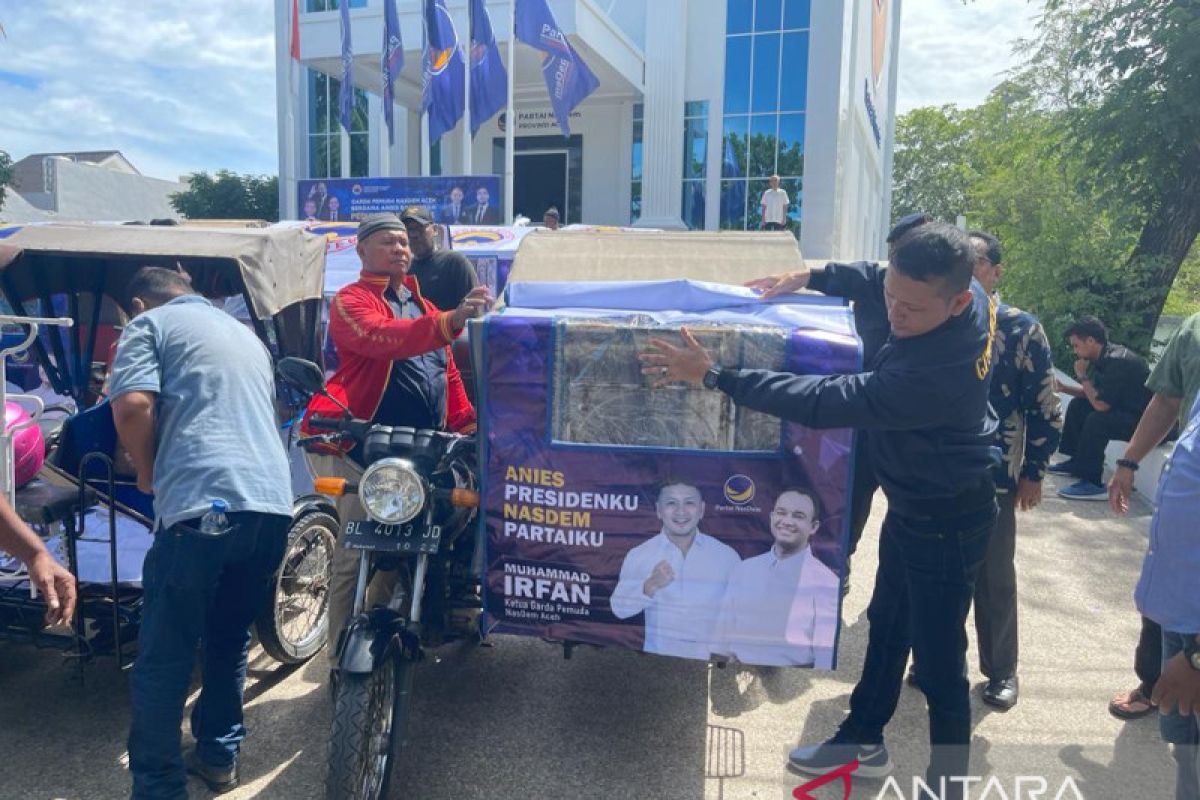 Pemuda NasDem Aceh bagikan tenda berposter Anies ke tukang becak