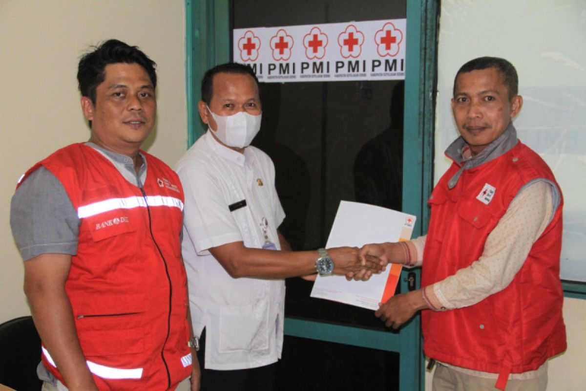PMI Kepulauan Seribu bantu warga korban kebakaran di Pulau Lancang