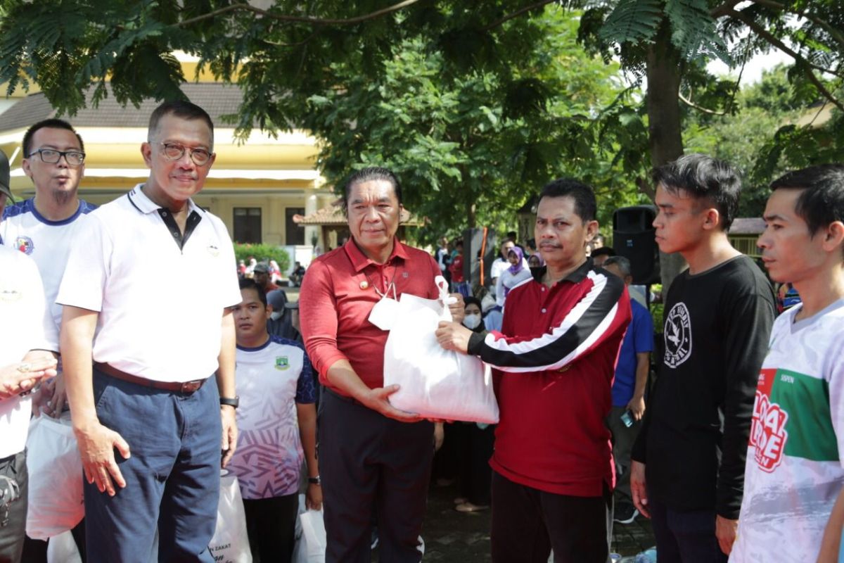 Pemprov Banten berikan 1.192 paket sembako tenaga pramubakti