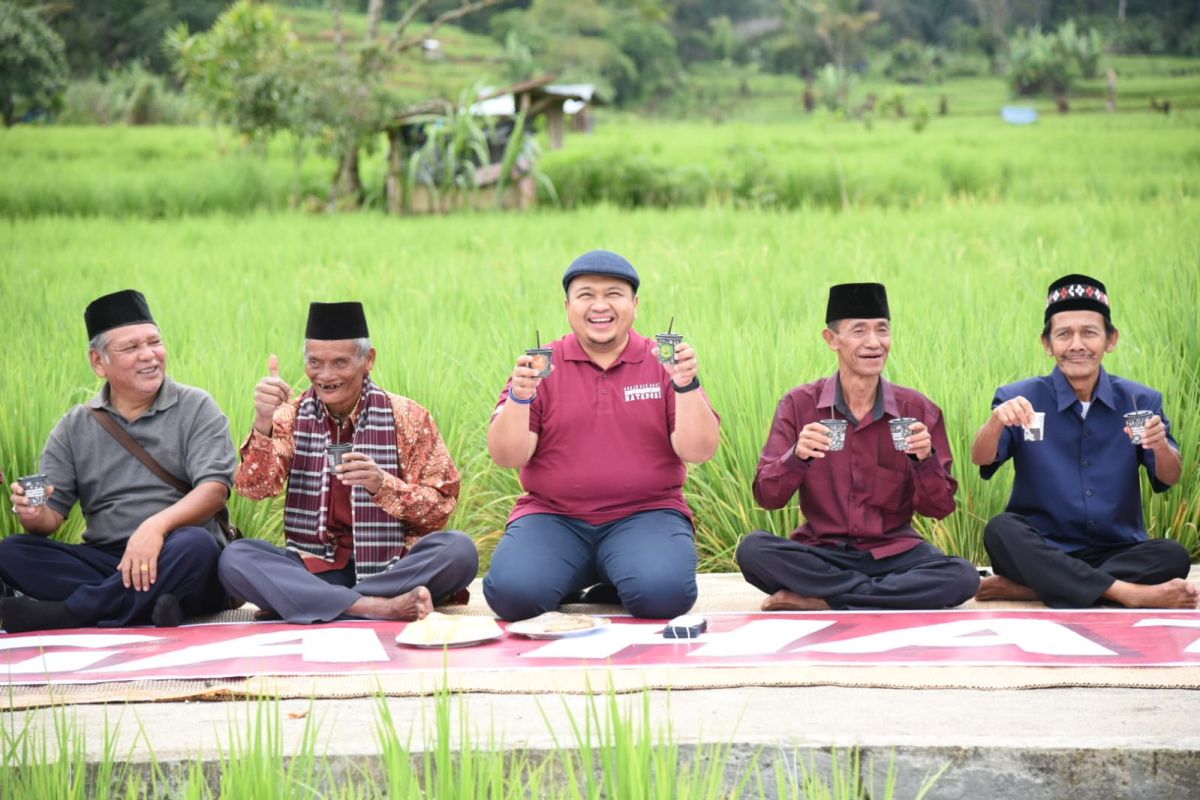 Bupati Tapsel minum kopi bareng seribuan masyarakat Hatabosi