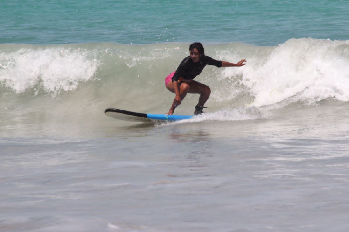 Jaga kebersihan pantai, Neukai ajak perempuan Lombok ikut Surfing