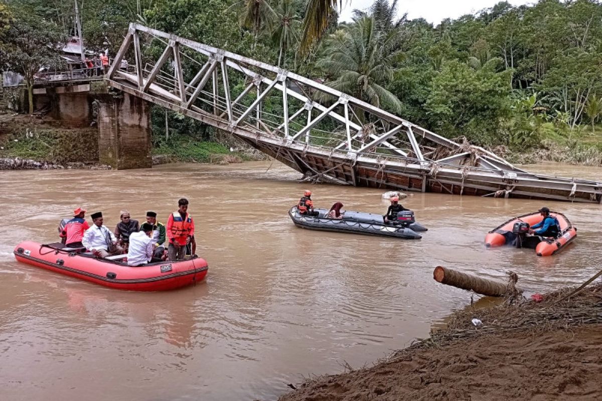 Jembatan putus, Warga Bayah gunakan perahu karet untuk menyeberang