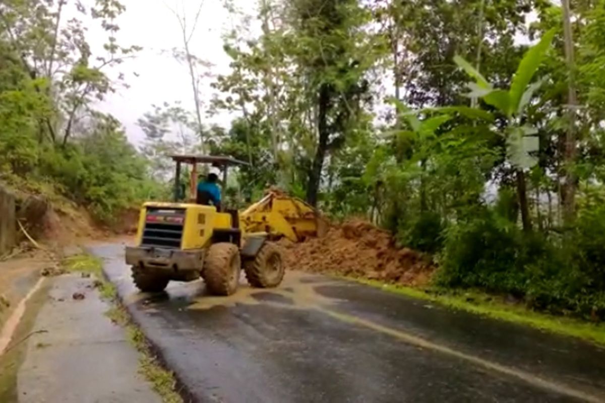 Jalan penghubung antarkecamatan di Pacitan tertimbun tanah longsor