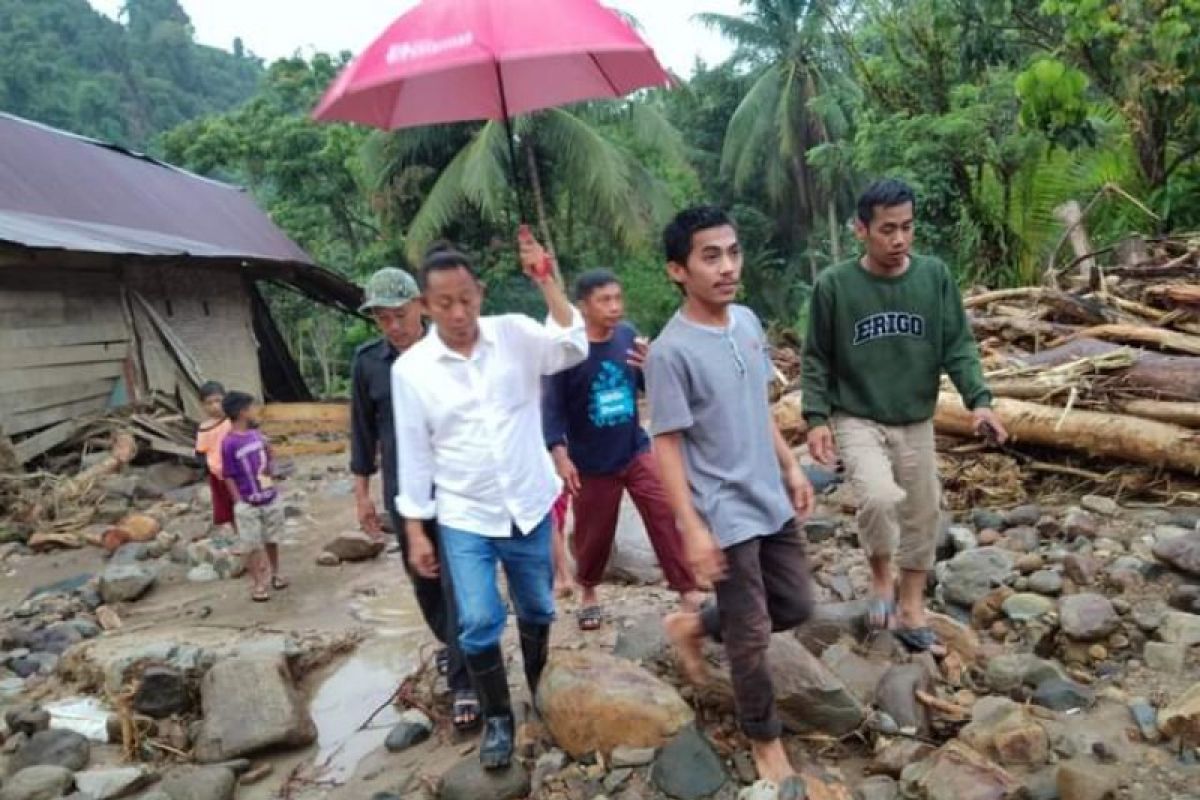 Petugas Pemerintah Mamuju berjalan kaki distribusikan bantuan banjir