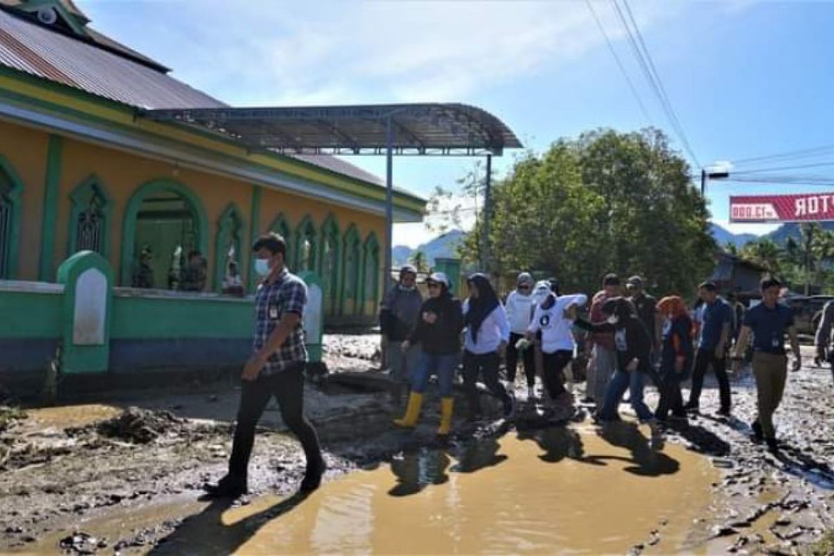 Bupati Mamuju kerahkan ASN bersihkan permukiman warga pascabanjir Kalukku