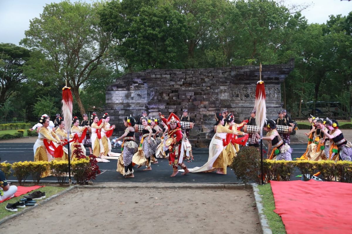 ISI Denpasar adakan pergelaran tari kolosal di Candi Tegowangi Kediri