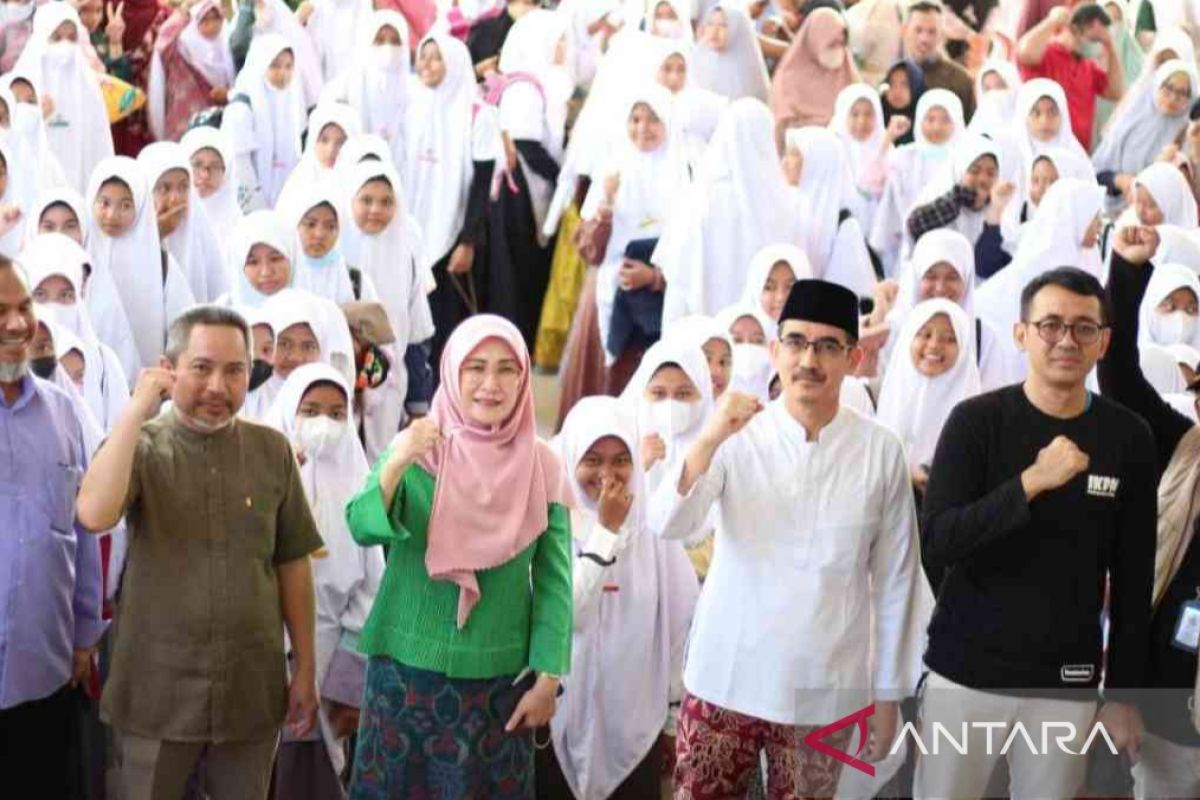 Pemkab Bekasi fasilitasi keberangkatan 700 santri menuju Ponpes Gontor