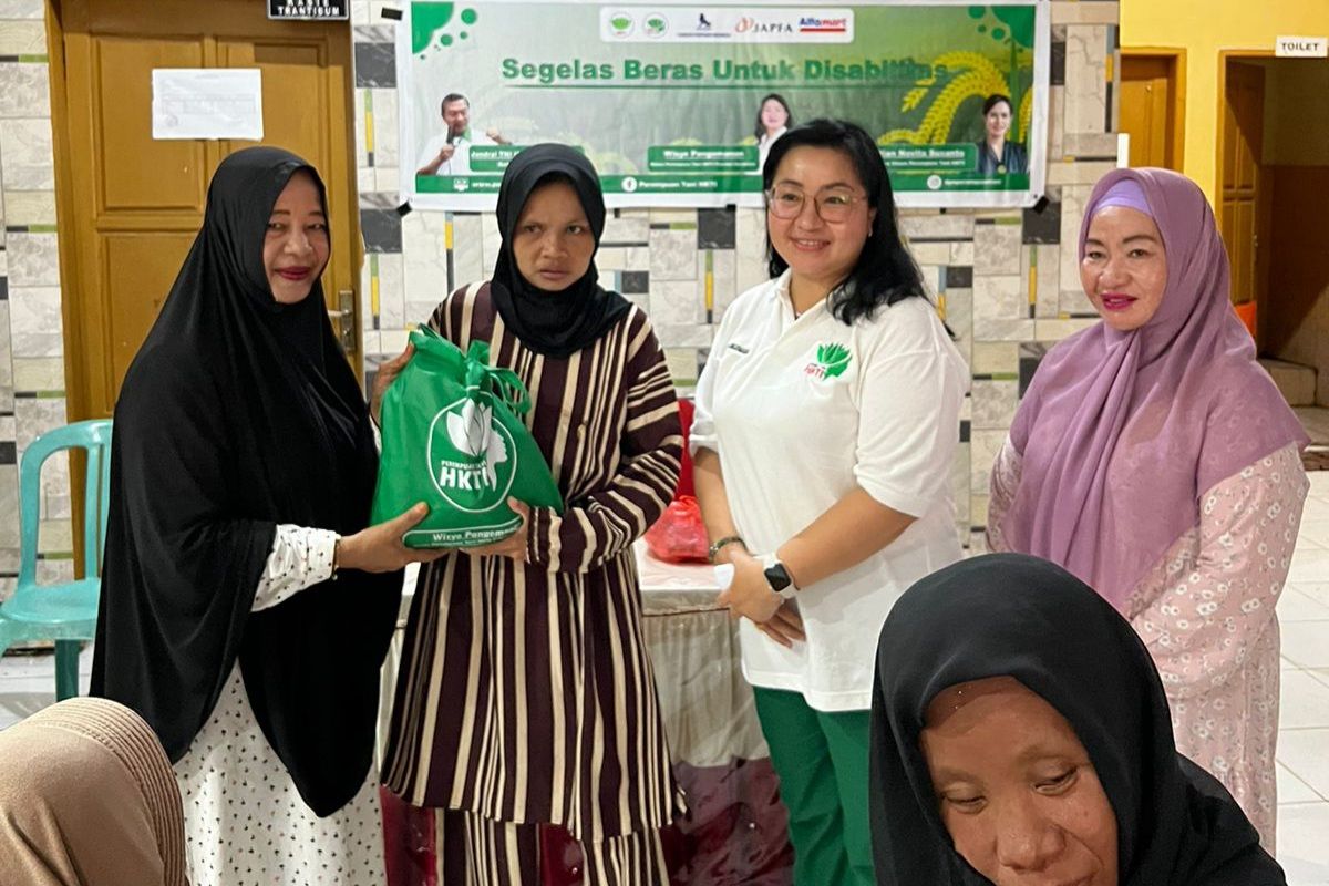 Perempuan tani HKTI Gorontalo salurkan bantuan bagi disabilitas