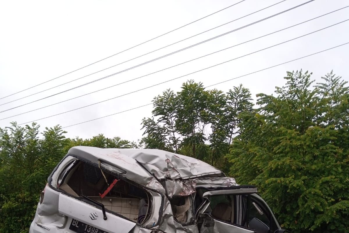 Dihantam tronton tangki, mobil Suzuki ertiga ringsek di Aceh Jaya