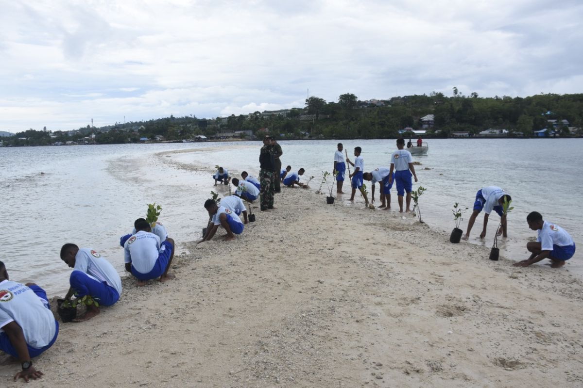 Kodam Kasuari  ajak siswa SMA Taruna Nusantara lestarikan Pulau Raimuti