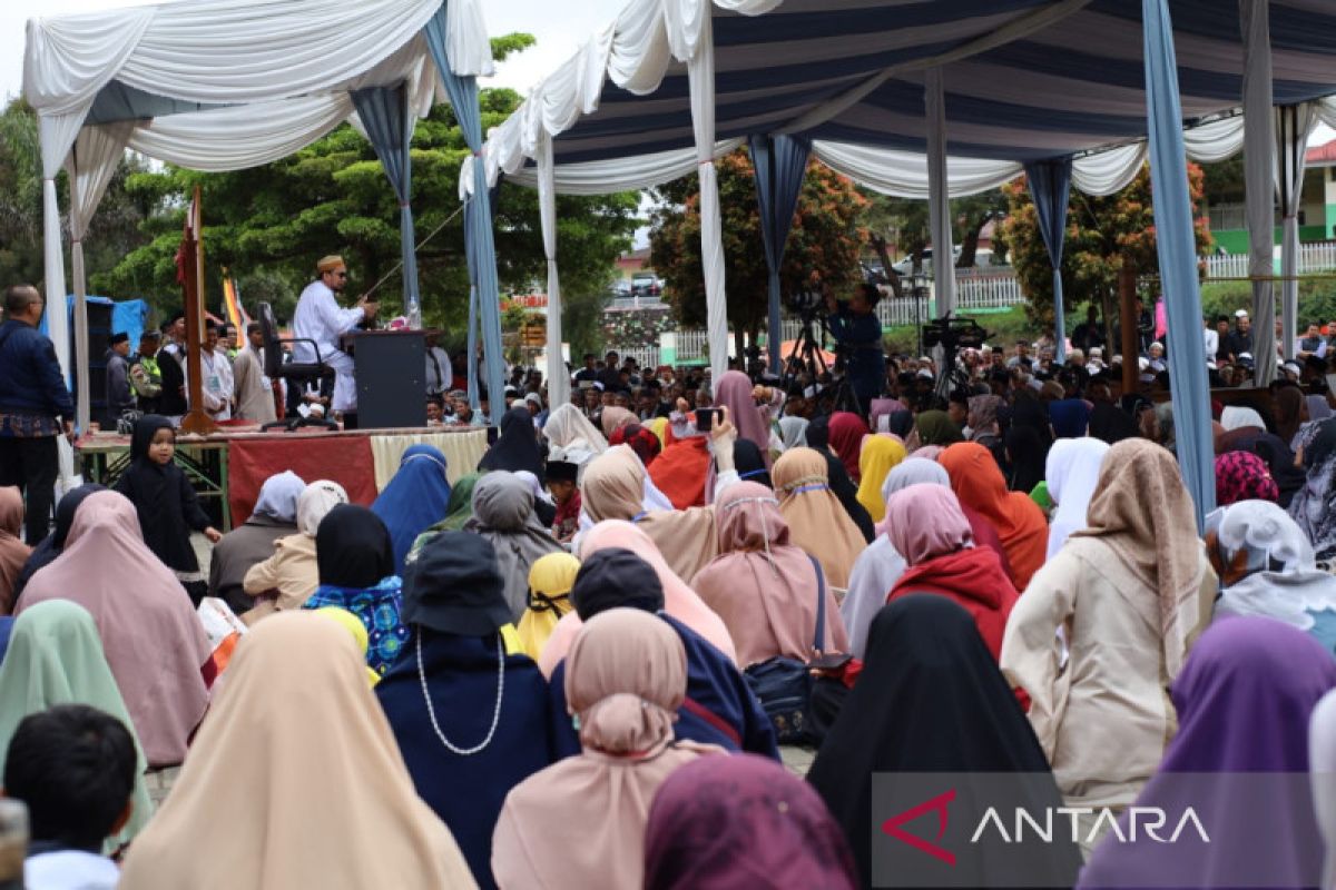 Ribuan insan hadiri ceramah Ustadz Adi Hidayat di Masjid Ummi Solok